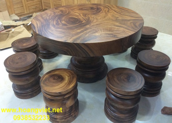 Massive wood tables and chairs (단단한 나무 테이블과 의자)